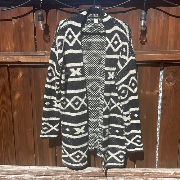 Roxy Sweater - Picture 1 of 3